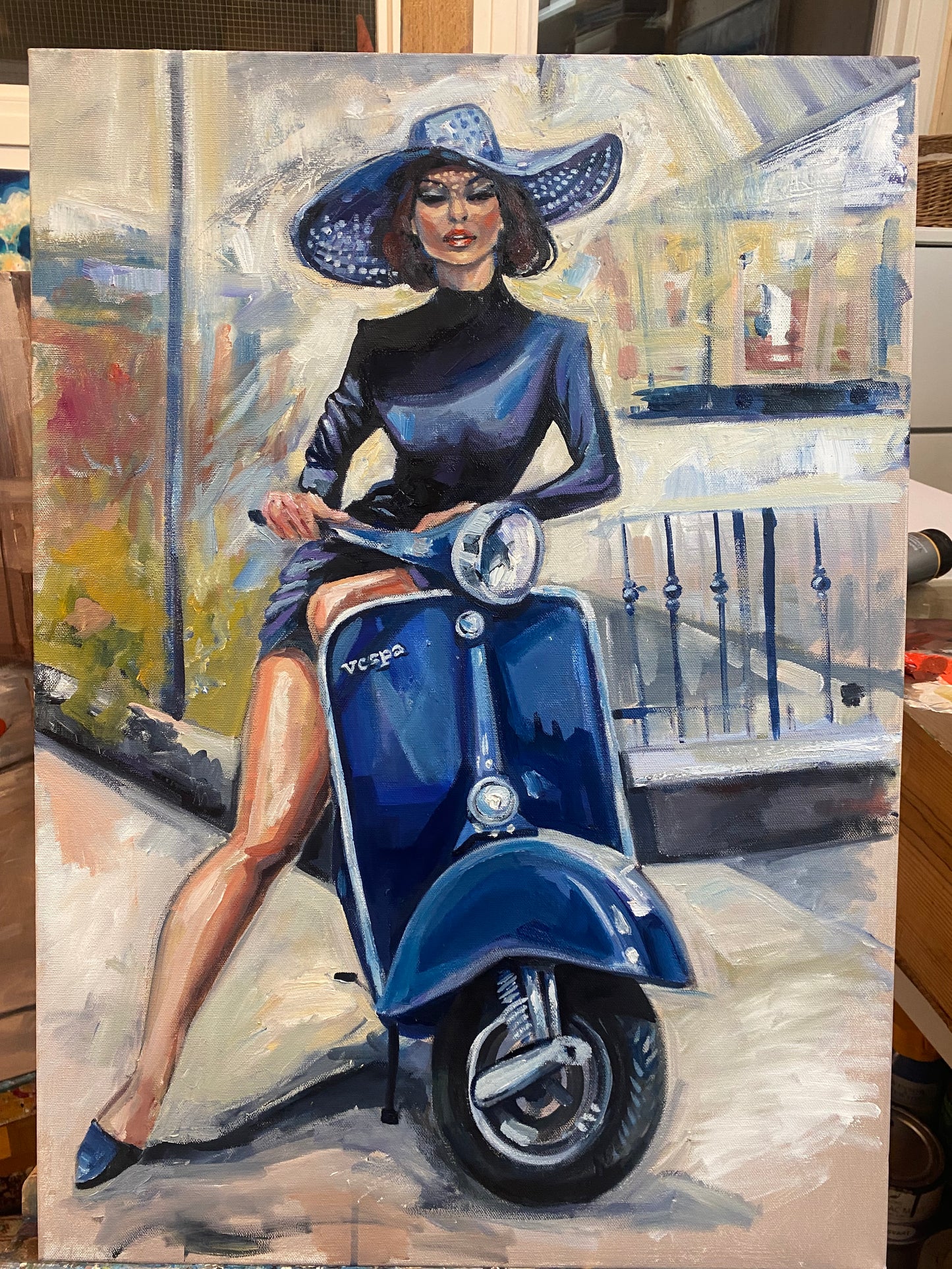 Donna con vespa